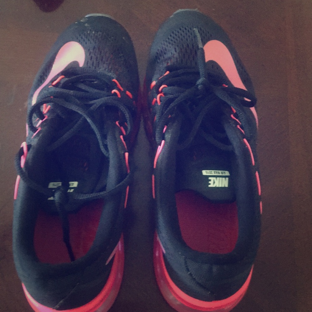 🍄Nike Black and Pink Shoes!
